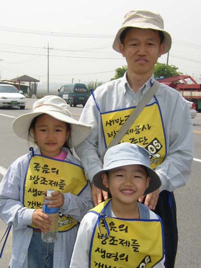 붕어빵처럼 아빠를 닮은 한빛 가족. 엄마는 왜 안 보일까? 물병을 들고 있는 것이 한빛. 